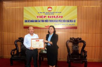 Công ty cổ phần Đầu từ Nước sạch Sông Đà trao 100 triệu đồng ủng hộ đồng bào miền Trung khắc phục hậu quả mưa lũ.